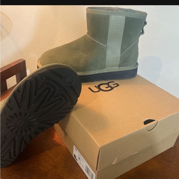 Ugg Classic Short Logo Boot - Picture 2 of 4